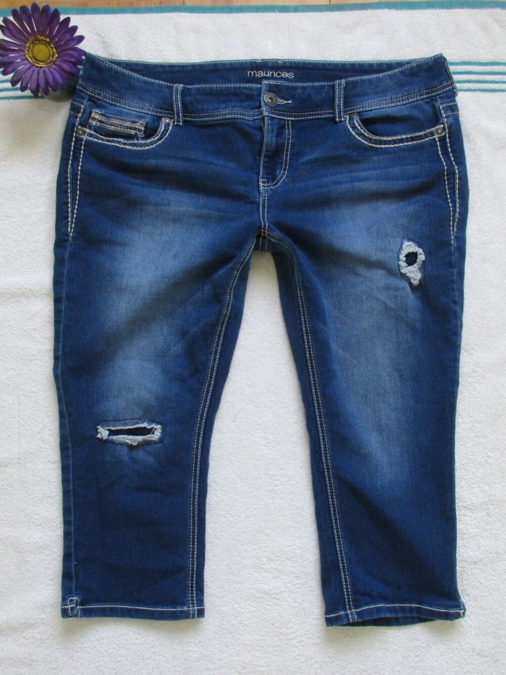 MAURICES Capri Jeans Size XL (14-16) Distressed Denim